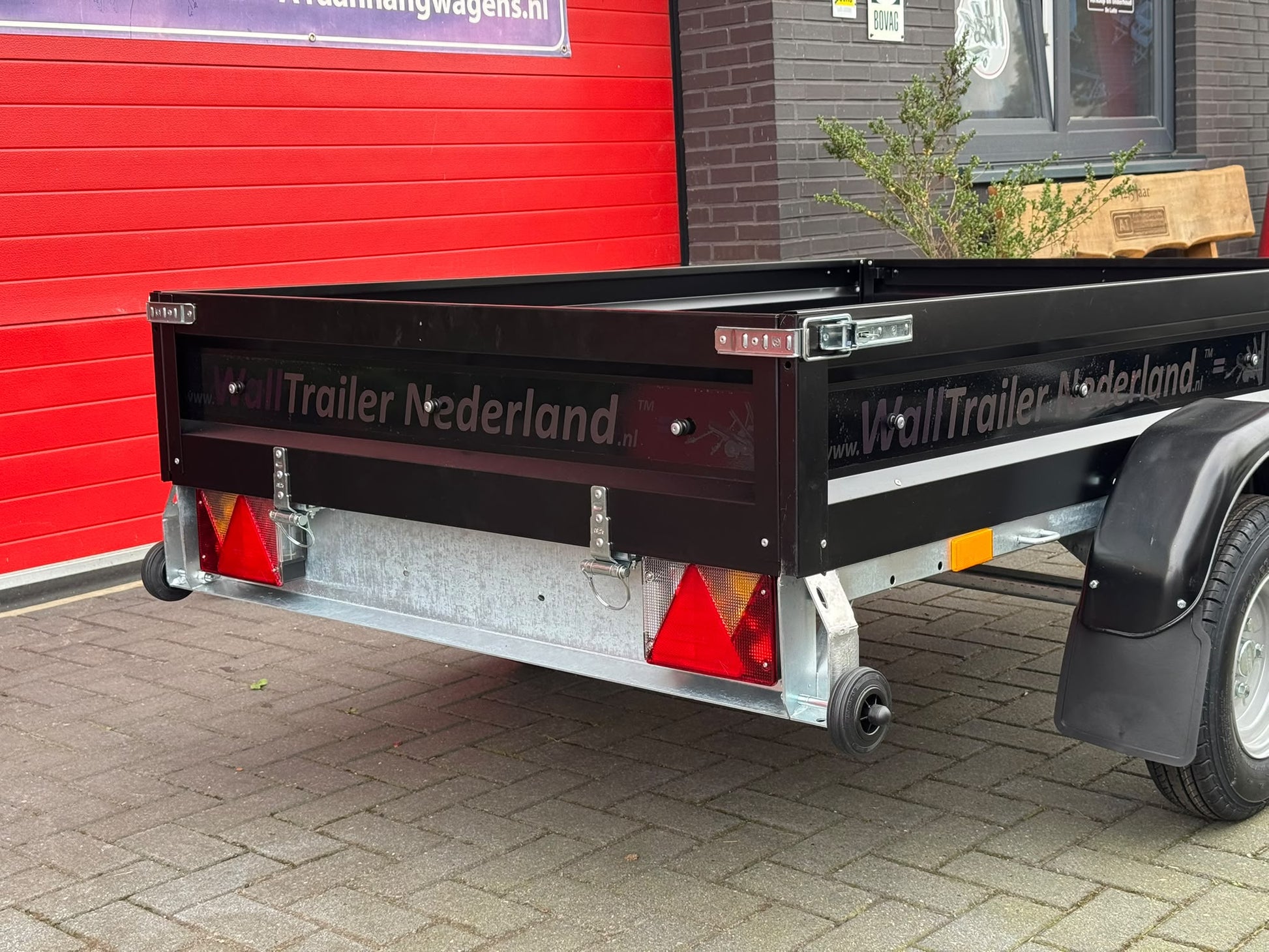 WallTrailer Black Edition detail - achterklep met sluitingen en reflectoren