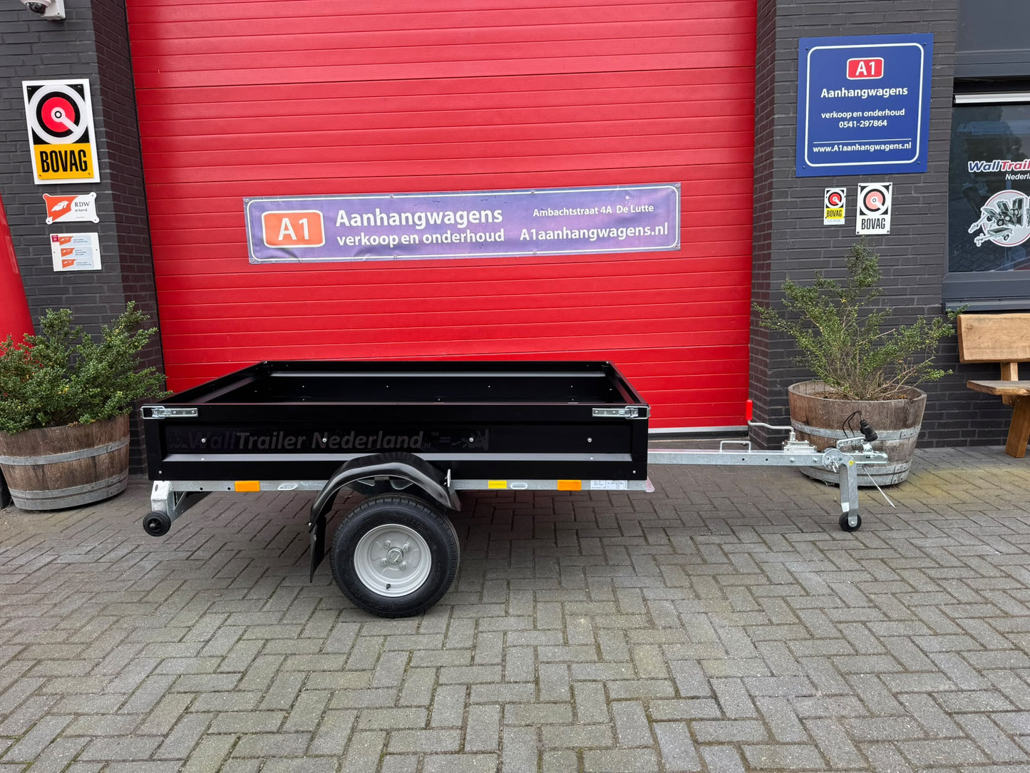 WallTrailer Black Edition zijaanzicht - zwarte opvouwbare aanhanger met gegalvaniseerd chassis